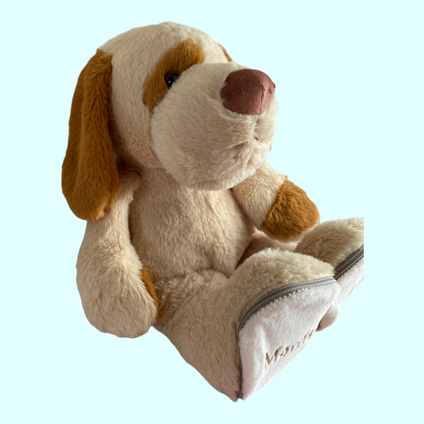 Een knuffel als kraamcadeau is super leuk, zeker als u de knuffel laat personaliseren met de naam en geboortedatum van de baby. Op de voetjes van deze knuffel hond worden de naam en de geboortedatum van de nieuwe baby geborduurd. De hond is 45 cm.