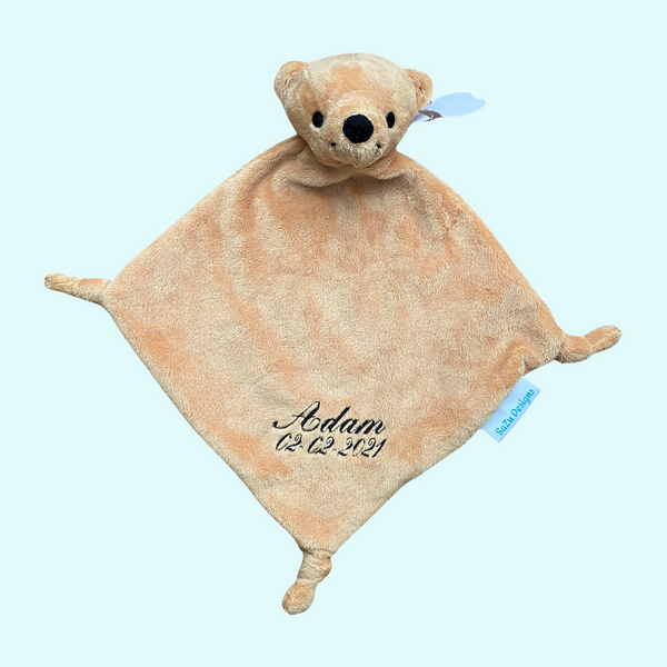 Bruine Teddy beer baby knuffeldoekje. Het doekje zelf is 19 cm * 19 cm. Op de voorkant van het doekje wordt de naam en de geboortedatum van de nieuwe baby geborduurd. Op de achterkant van het doekje wordt niet geborduurd. Super leuk als kraamcadeau.