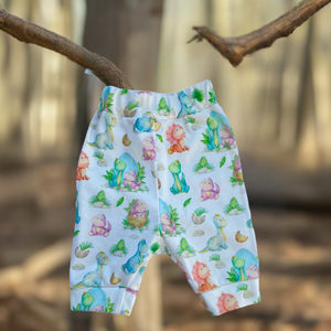 Handgemaakt babybroekje met dino print. In dezelfde print is ook een korte broek en een rokje verkrijgbaar. Het broekje wordt gemaakt in de maten 50 tm 68. Leuk om als kraamcadeau weg te geven, zeker met een bijpassende gepersonaliseerde romper.