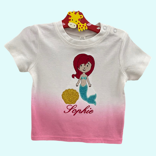 Op dit baby shirtje wordt een leuke zeemeermin met glitter staart geborduurd. Ook kunt u het shirtje voorzien van de naam van uw kind. Echt een leuk  shirt voor uw dochter die helemaal gek van zeemeerminnen is.