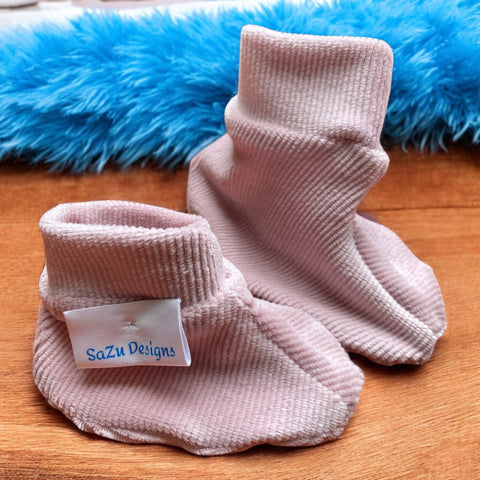 Handgemaakte baby slofjes van roze rib stof. Een goedkoop geboortecadeau. In combinatie met de handgemaakte gepersonaliseerde broek en de handgemaakte muts met naam een uniek kraamcadeau.