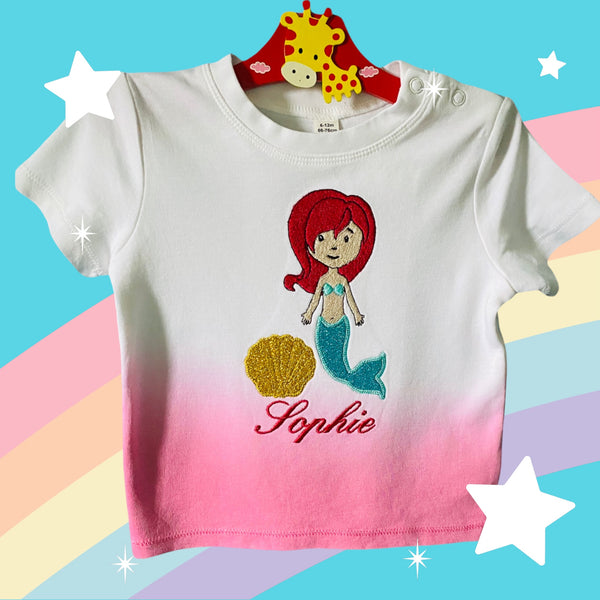 Gepersonaliseerd en geborduurd babyshirt met een lieve zeemeermin met schelp. Het tye dye shirt is verkrijgbaar in roze wit en blauw wit. Een leuk kraamcadeau als u geen rompertje cadeau wilt doen. De naam wordt onder de zeemeermin geborduurd.