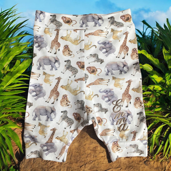 Hand gemaakte broek voor de baby. Verkrijgbaar in de maten 50 tm 60.  De broek is gemaakt van tricot en is bedrukt met allerlei jungle dieren. In combinatie met een bijpassend gepersonaliseerd rompertje een uniek kraamcadeautje.