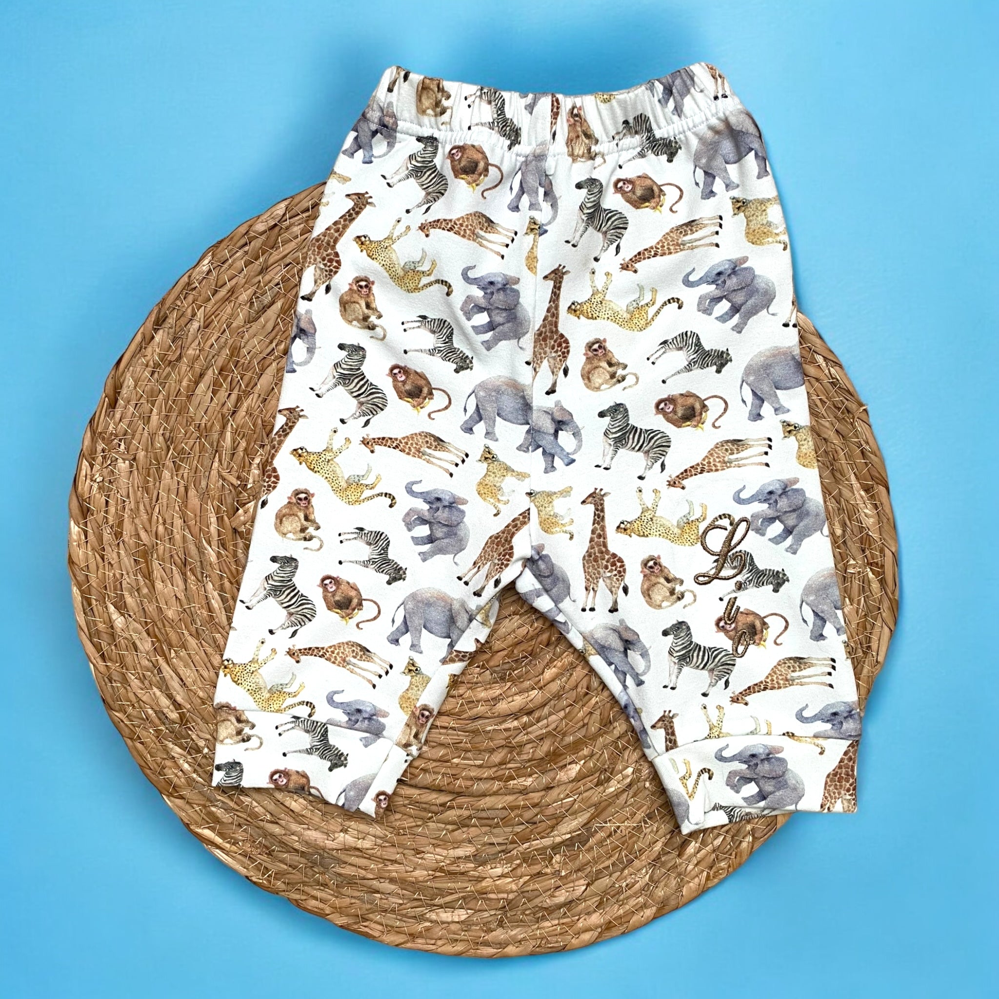 Hand gemaakte broek voor de baby. Verkrijgbaar in de maten 50 tm 60.  De broek is gemaakt van tricot en is bedrukt met allerlei jungle dieren. In combinatie met een bijpassend gepersonaliseerd rompertje een uniek kraamcadeautje.