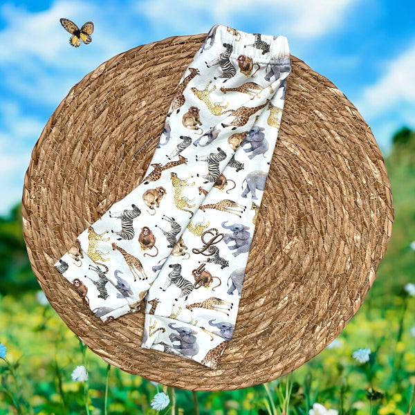 Hand gemaakte broek voor de baby. Verkrijgbaar in de maten 50 tm 60.  De broek is gemaakt van tricot en is bedrukt met allerlei jungle dieren. In combinatie met een bijpassend gepersonaliseerd rompertje een uniek kraamcadeautje.