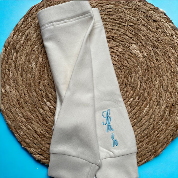Handgemaakte  kraamcadeau set bestaande uit een gepersonaliseerd baby broekje, een gepersonaliseerd baby mutsje en bijpassende slofjes. Gemaakt van French Terry in de kleur Ivoor. Leuk in combinatie met een bijpassend Rompertje met naam.