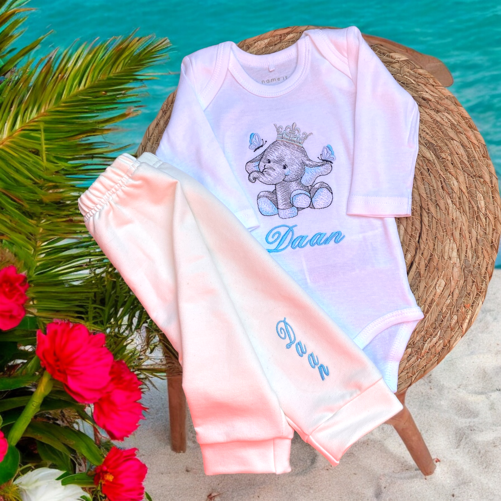 Handgemaakte  kraamcadeau set bestaande uit een gepersonaliseerd baby broekje, een gepersonaliseerd baby mutsje en bijpassende slofjes. Gemaakt van French Terry in de kleur Ivoor. Leuk in combinatie met een bijpassend Rompertje met naam.