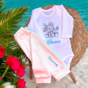 Handgemaakte  kraamcadeau set bestaande uit een gepersonaliseerd baby broekje, een gepersonaliseerd baby mutsje en bijpassende slofjes. Gemaakt van French Terry in de kleur Ivoor. Leuk in combinatie met een bijpassend Rompertje met naam.