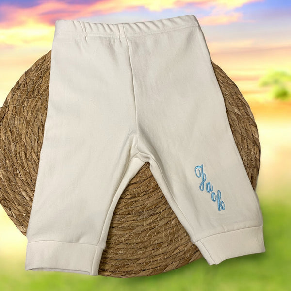 Handgemaakt baby broekje met geborduurde naam. Verkrijgbaar in de maten 50 tm 68. Super leuk om als kraamcadeau te geven, zeker in combinatie meteen bijpassend gepersonaliseerd rompertje, het handgemaakte baby mutsje met naam en de baby sokjes.