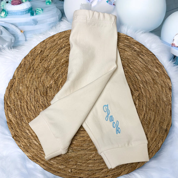 Handgemaakt baby broekje met geborduurde naam. Verkrijgbaar in de maten 50 tm 68. Super leuk om als kraamcadeau te geven, zeker in combinatie meteen bijpassend gepersonaliseerd rompertje, het handgemaakte baby mutsje met naam en de baby sokjes.
