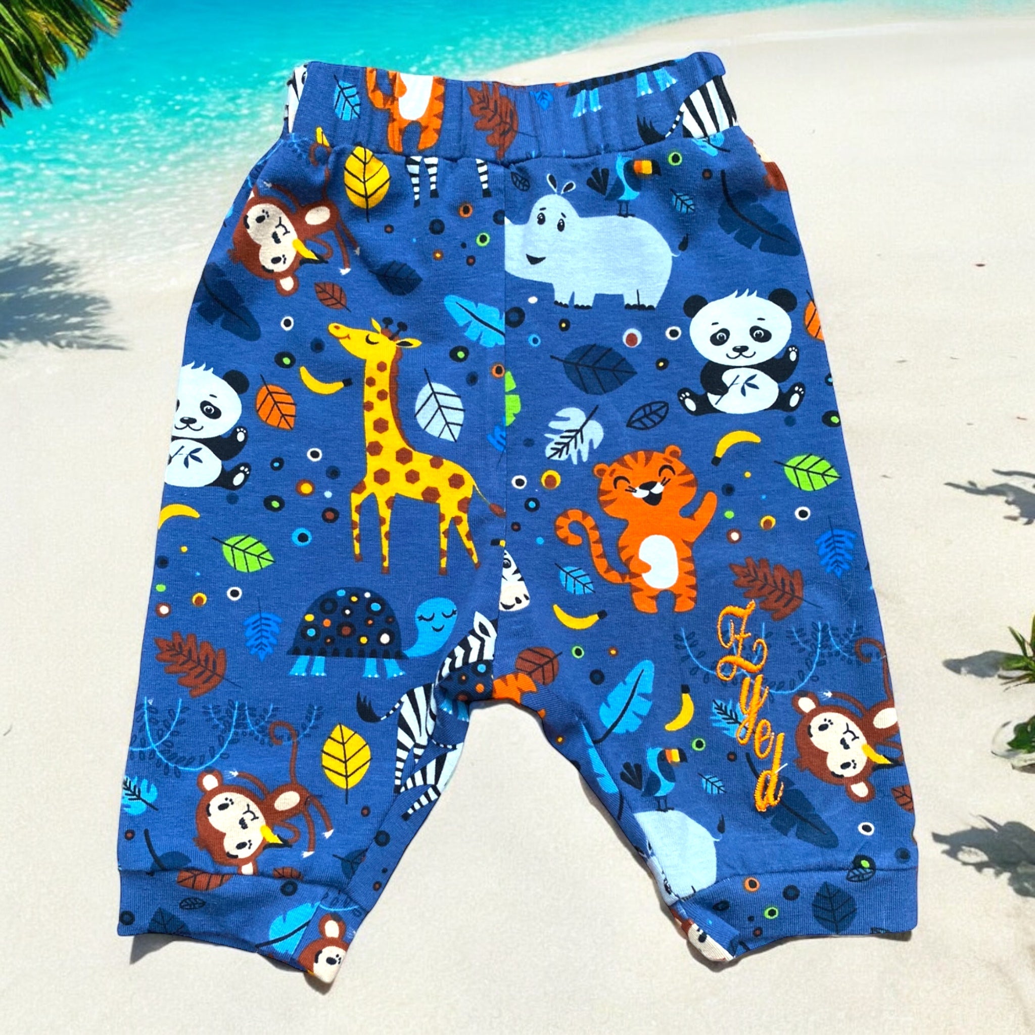 Handgemaakt baby broekje. Door de naam van de baby op het linker broekpiijpje te laten borduren heeft u een origineel en gepersonaliseerd kraamcadeautje. Leuk in combinatie met een bijpassende gepersonaliseerde romper of het mutsje en de sokjes.