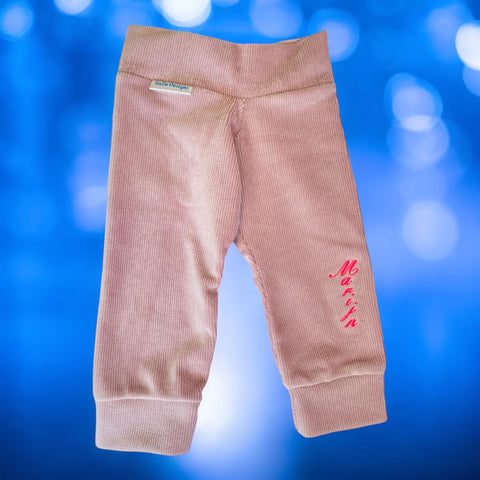 Handgemaakt baby broekje in roze ribstof.  Op het broekpijpje kan de naam van de baby geborduurd worden waardoor het een origineel en uniek kraamcadeau wordt. Ook leuk in combinatie met een gepersonaliseerd rompertje.