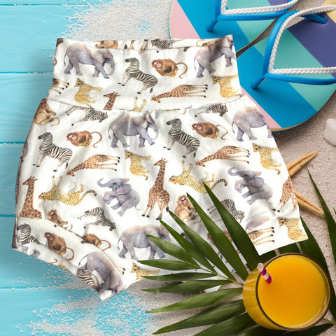 Hand gemaakte korte broek voor de baby. Verkrijgbaar in de maten 50 tm 60.  De korte broek is gemaakt van tricot en is bedrukt met allerlei jungle dieren. In combinatie met een bijpassend gepersonaliseerd rompertje een uniek kraamcadeautje.