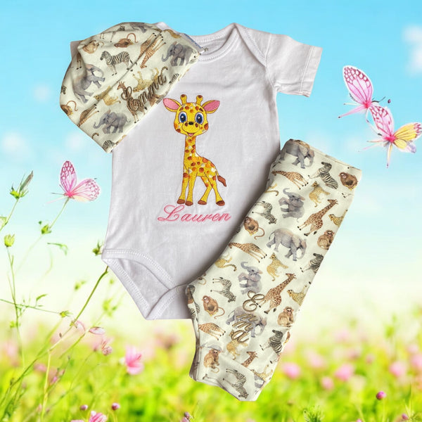 Gepersonaliseerd baby rompertje met geborduurde giraffe. De naam van de baby wordt onder de giraffe geborduurd. Het rompertje alleen, maar ook in combinatie met het broekje, het mutsje, het rokje of het korte broekje is het een uniek kraamcadeautje.