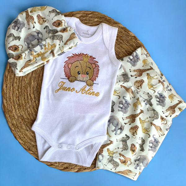 Hand gemaakte korte broek voor de baby. Verkrijgbaar in de maten 50 tm 68.  De korte broek is gemaakt van tricot en is bedrukt met allerlei jungle dieren. In combinatie met een bijpassend gepersonaliseerd rompertje een uniek kraamcadeautje.