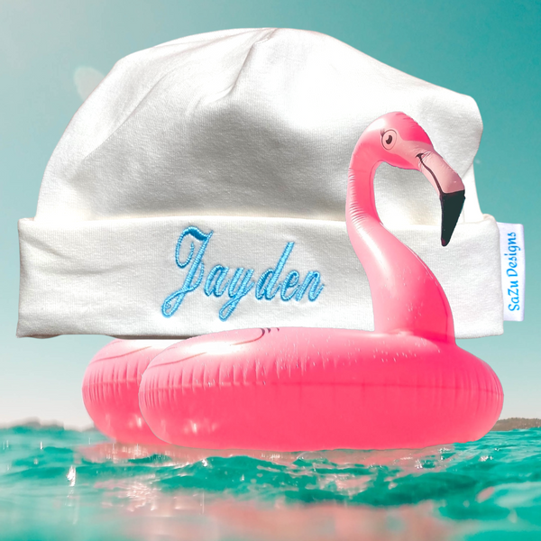 Handgemaakte  kraamcadeau set bestaande uit een gepersonaliseerd baby broekje, een gepersonaliseerd baby mutsje en bijpassende slofjes. Gemaakt van French Terry in de kleur Ivoor. Leuk in combinatie met een bijpassend Rompertje met naam.