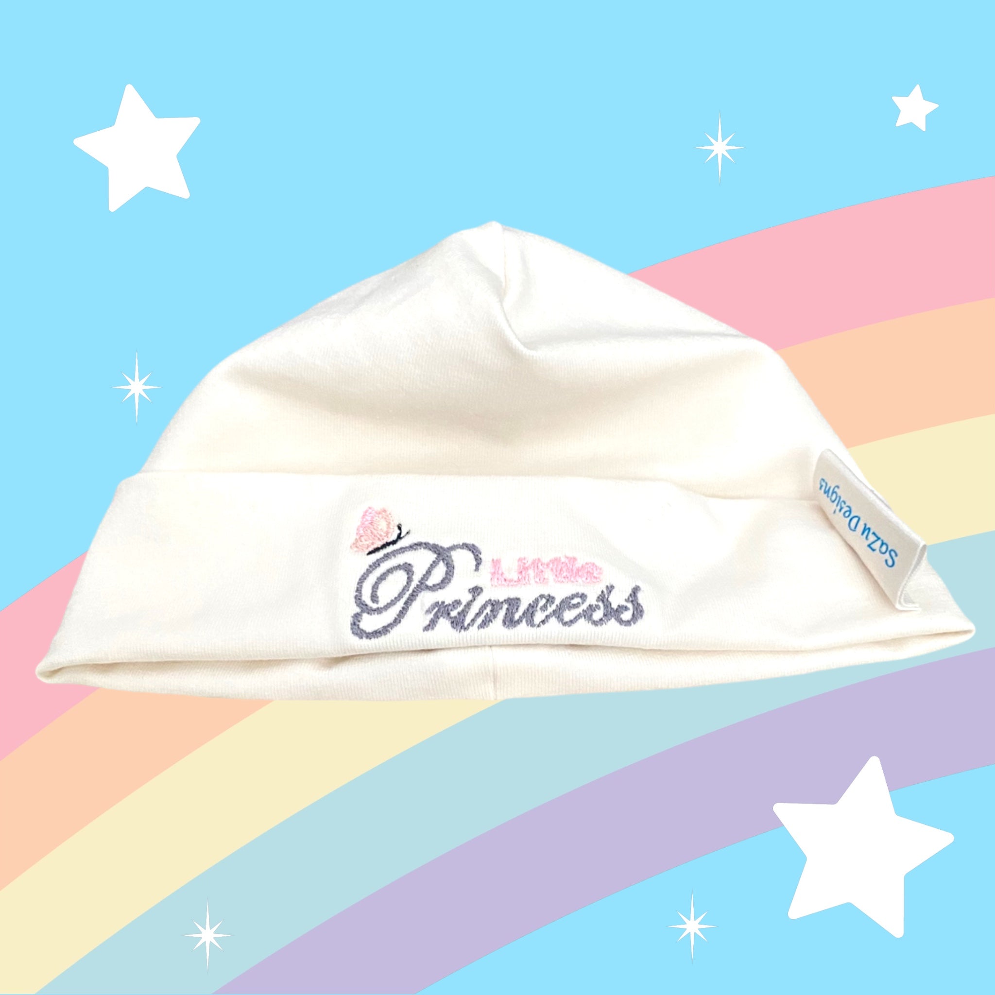  Dit van French Terry handgemaakte en geborduurde babymutsje is uitermate geschikt als kraamcadeautje of als babyshower cadeau. Ook leuk in combinatie met het baby broekje van French Terry of het geborduurde little prinses rompertje.