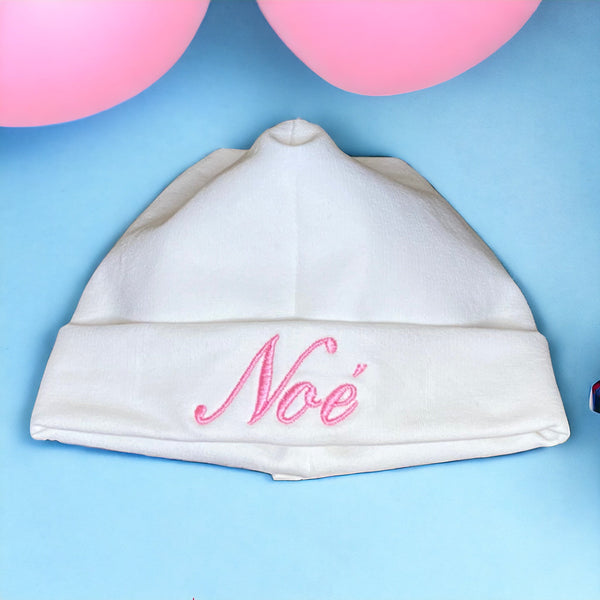 Deze cadeauset bestaat uit een handgemaakt mutsje met geborduurde naam, een slabbetje met geborduurde  olifanten en  een rompertje met dezelfde olifantjes en naam. Echt een leuke set om cadeau te geven als kraamcadeautje.