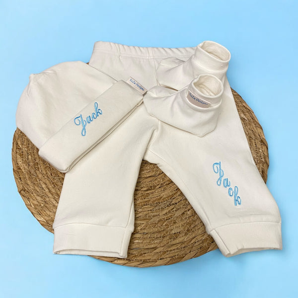 Handgemaakte  kraamcadeau set bestaande uit een gepersonaliseerd baby broekje, een gepersonaliseerd baby mutsje en bijpassende slofjes. Gemaakt van French Terry in de kleur Ivoor. Leuk in combinatie met een bijpassend Rompertje met naam.