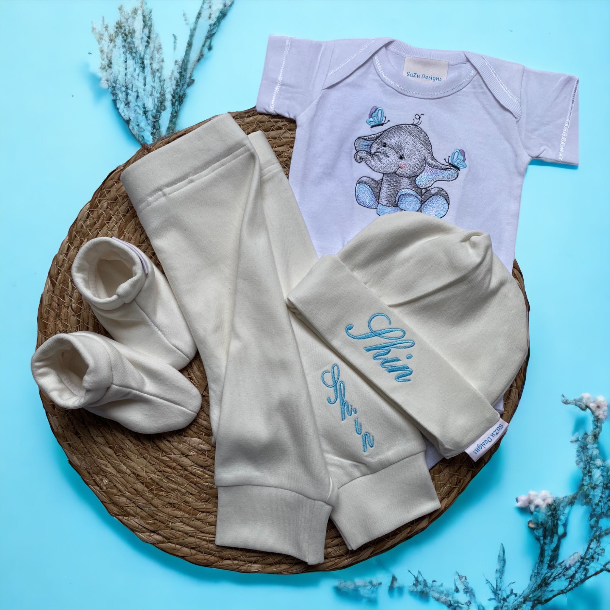 Handgemaakte  kraamcadeau set bestaande uit een gepersonaliseerd baby broekje, een gepersonaliseerd baby mutsje en bijpassende slofjes. Gemaakt van French Terry in de kleur Ivoor. Leuk in combinatie met een bijpassend Rompertje met naam.
