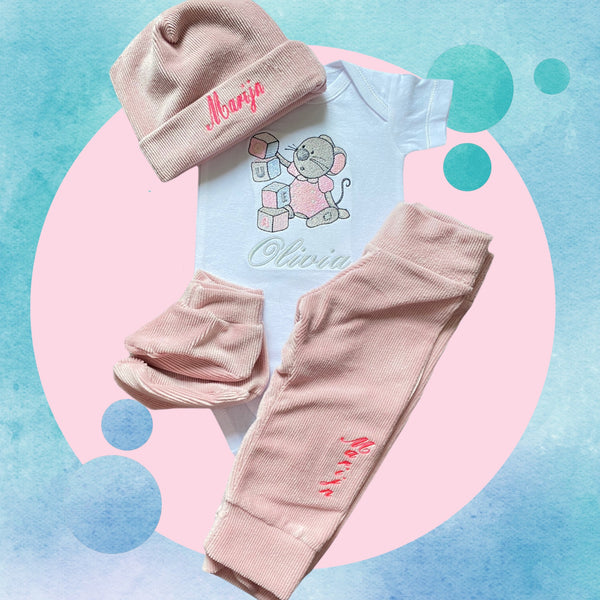 Leuk kraamcadeautje een handgemaakt baby mutsje in Roze rib met geborduurde baby naam Bijpassend zijn een handgemaakt gepersonaliseerd baby broekje en handgemaakte baby sokjes verkrijgbaar waarmee u een leuke set cadeau kan doen. Leuk als kraamcadeau