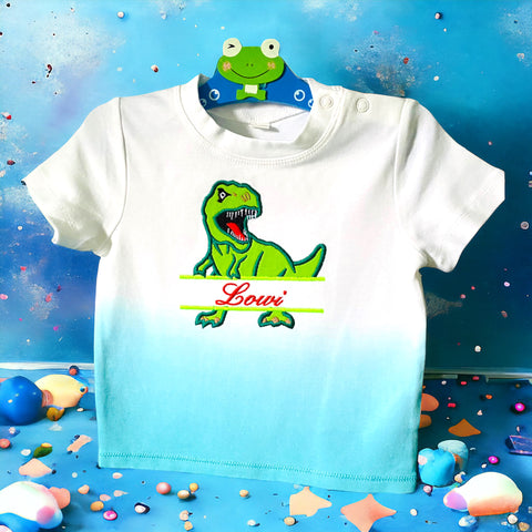 Gepersonaliseerd babyshirt met geborduurde T-rex dinosaurus.Verkrijgbaar in de maten 74, 80 en 86. Het tye dye shirt is ook in roze verkrijgbaar. Echt een feestje om je kind dit shirt aan te mogen trekken.