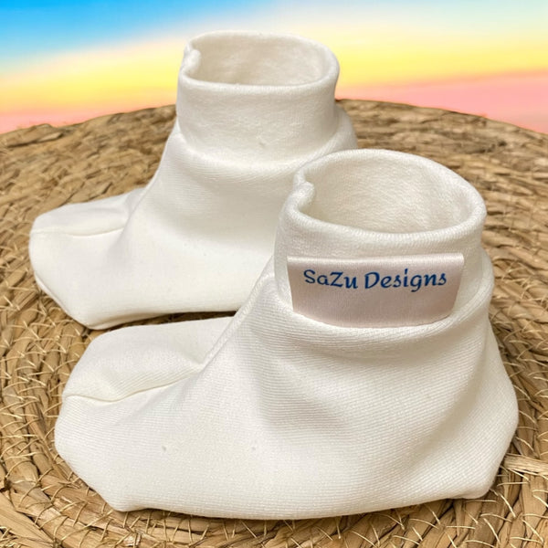 Handgemaakte  kraamcadeau set bestaande uit een gepersonaliseerd baby broekje, een gepersonaliseerd baby mutsje en bijpassende slofjes. Gemaakt van French Terry in de kleur Ivoor. Leuk in combinatie met een bijpassend Rompertje met naam.