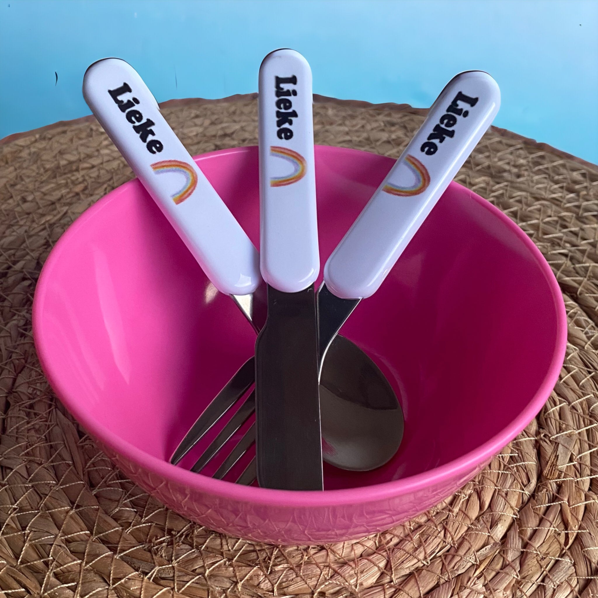Deze baby bestek set bestaande uit een bot mesje, een vork en een lepel wordt voorzien van de naam van de baby waardoor het een fantastisch kraamcadeautje wordt. Ook kunt u ervoor kiezen de bestek set te voorzien van een leuke afbeelding. Echt uniek.