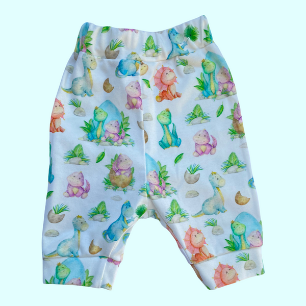 Handgemaakt babybroekje met dino print. In dezelfde print is ook een korte broek en een rokje verkrijgbaar. Het broekje wordt gemaakt in de maten 50 tm 68. Leuk om als kraamcadeau weg te geven, zeker met een bijpassende gepersonaliseerde romper.