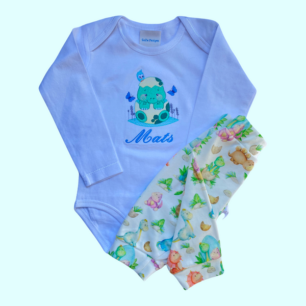 Handgemaakt babybroekje met dino print. In dezelfde print is ook een korte broek en een rokje verkrijgbaar. Het broekje wordt gemaakt in de maten 50 tm 68. Leuk om als kraamcadeau weg te geven, zeker met een bijpassende gepersonaliseerde romper.