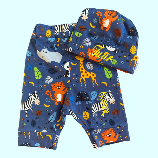 Handgemaakt baby broekje. Door de naam van de baby op het linker broekpiijpje te laten borduren heeft u een origineel en gepersonaliseerd kraamcadeautje. Leuk in combinatie met een bijpassende gepersonaliseerde romper of het mutsje en de sokjes.