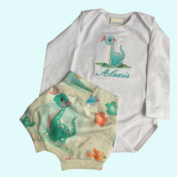 Handgemaakt baby kort broekje voor over de luier. Op het broekje staat de dino prinses bedrukt. Leuk in combinatie met bijpassend rompertje. Een leuk origineel kraamcadeautje. Verkrijgbaar in de maten 50 tm 68.