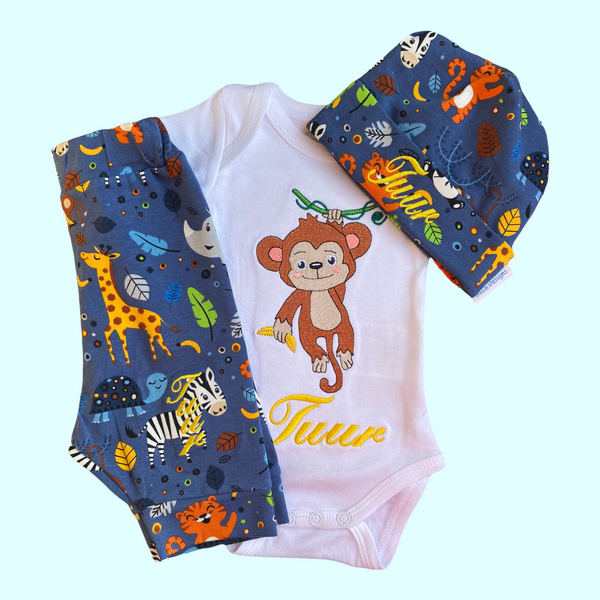 Handgemaakt baby broekje. Door de naam van de baby op het linker broekpiijpje te laten borduren heeft u een origineel en gepersonaliseerd kraamcadeautje. Leuk in combinatie met een bijpassende gepersonaliseerde romper of het mutsje en de sokjes.