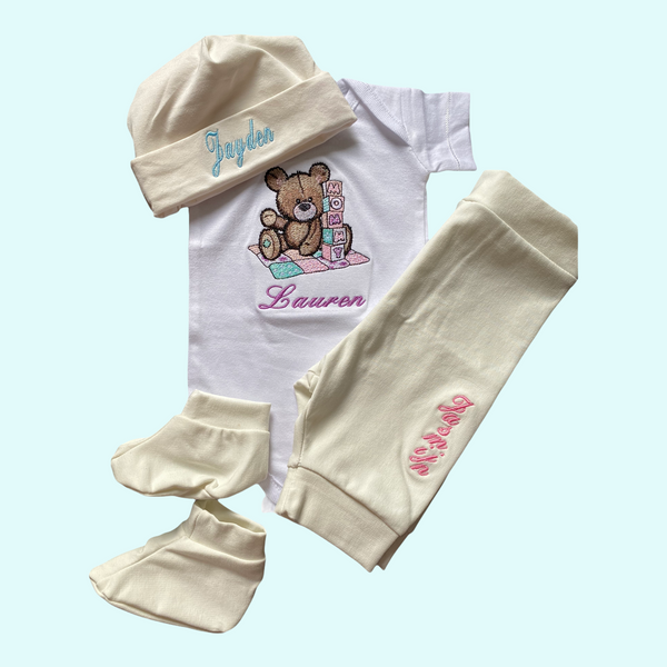 Handgemaakte baby slofjes van French Terry in de kleur Ivoor. Een goedkoop geboortecadeau. In combinatie met de handgemaakte gepersonaliseerde broek en de handgemaakte muts met naam een uniek kraamcadeau.