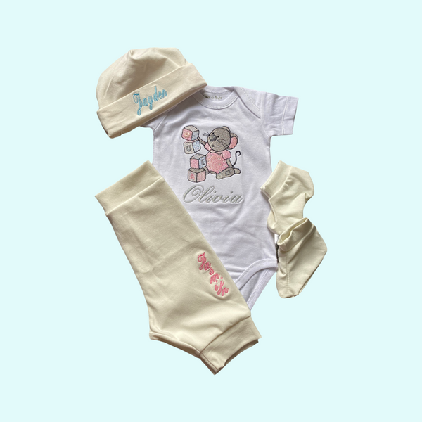 Handgemaakt baby broekje met geborduurde naam. Verkrijgbaar in de maten 50 tm 68. Super leuk om als kraamcadeau te geven, zeker in combinatie meteen bijpassend gepersonaliseerd rompertje, het handgemaakte baby mutsje met naam en de baby sokjes.