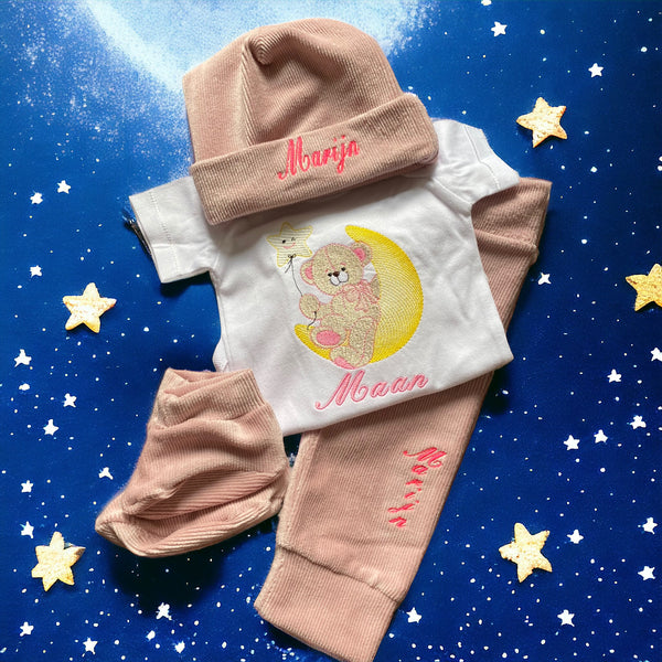 Handgemaakte baby slofjes van roze rib stof. Een goedkoop geboortecadeau. In combinatie met de handgemaakte gepersonaliseerde broek en de handgemaakte muts met naam een uniek kraamcadeau.