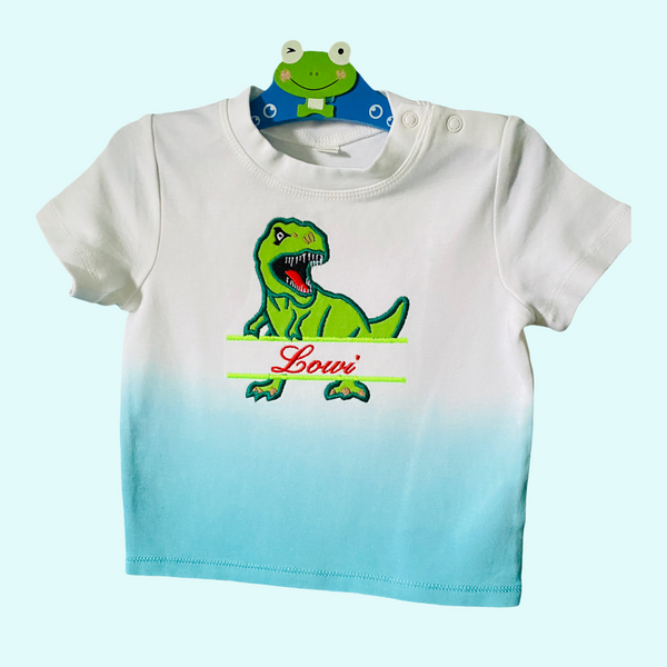 Gepersonaliseerd babyshirt met geborduurde T-rex dinosaurus.Verkrijgbaar in de maten 74, 80 en 86. Het tye dye shirt is ook in roze verkrijgbaar. Echt een feestje om je kind dit shirt aan te mogen trekken.