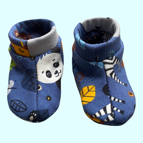 Handgemaakte baby slofjes met dierentuin dieren print. Leuk om als kraamcadeau te geven in combinatie met het broekje en/of mutsje.