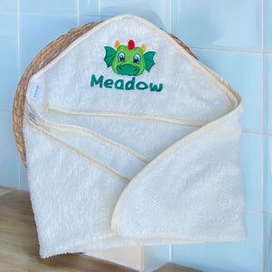 Uw kindje heerlijk warm en comfortabel inwikkelen na het badderen? Een badcape is daarvoor ideaal! De handgemaakte badstof badcapes van SaZu Designs zijn geborduurde met een draken kop en voorzien van de naam van uw kindje. Een leuk kraamcadeau.