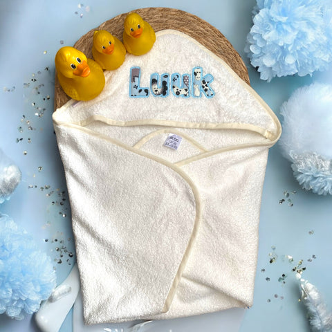 Handgemaakte badcape met naam voor baby’s – Zachte badstof, gepersonaliseerd kraamcadeau met geborduurde naam, perfect voor na het badderen.