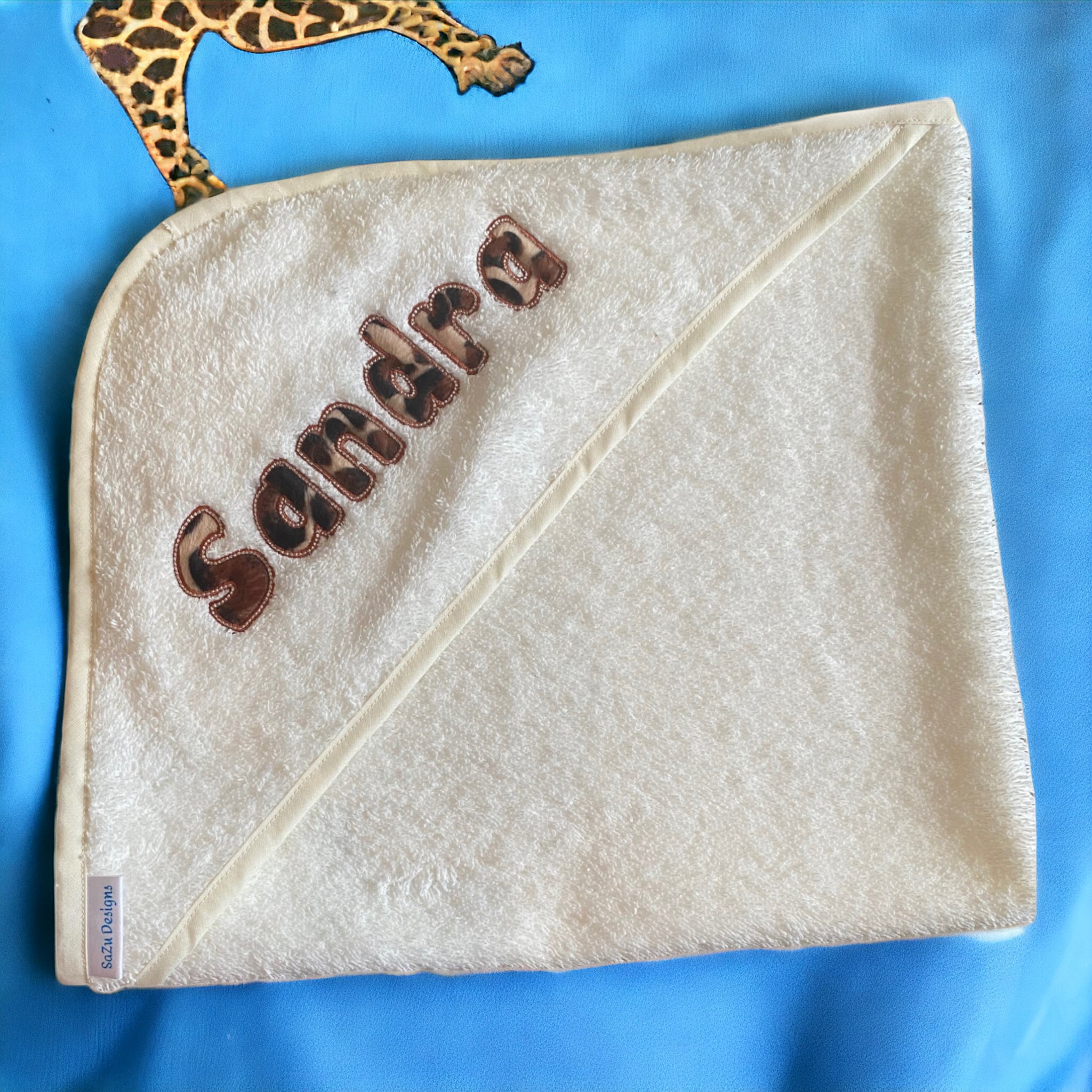 Baby bath cape with name in giraffe print