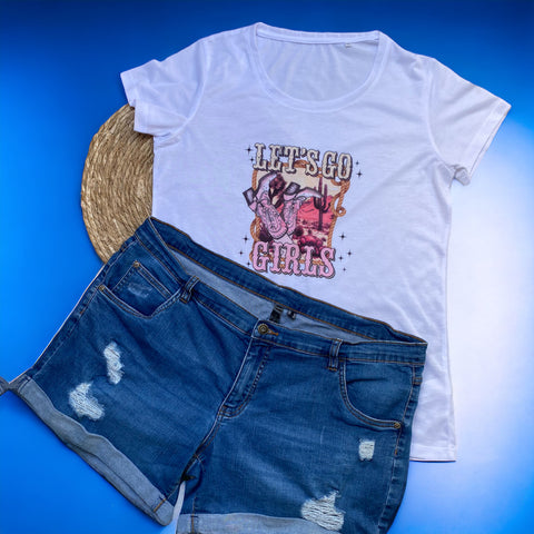 Bedrukt dames shirt in cowgirl thema met cowgirl laarzen, een cactus en de pakkende tekst " lets go girls"