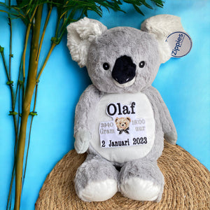 Een geboorteknuffel is een uniek en origineel kraamcadeautje. Zeker als u de geboorteknuffel laat personaliseren met de geboorte gegevens van de nieuwe baby. Op de buik van de Koala beer worden de naam en de geboortegegevens geborduurd.