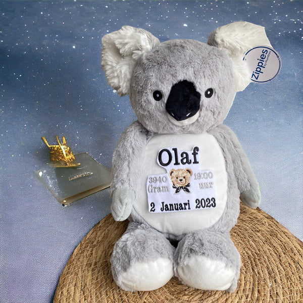 Een geboorteknuffel is een uniek en origineel kraamcadeautje. Zeker als u de geboorteknuffel laat personaliseren met de geboorte gegevens van de nieuwe baby. Op de buik van de Koala beer worden de naam en de geboortegegevens geborduurd.