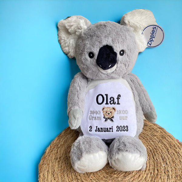 Een geboorteknuffel is een uniek en origineel kraamcadeautje. Zeker als u de geboorteknuffel laat personaliseren met de geboorte gegevens van de nieuwe baby. Op de buik van de Koala beer worden de naam en de geboortegegevens geborduurd.