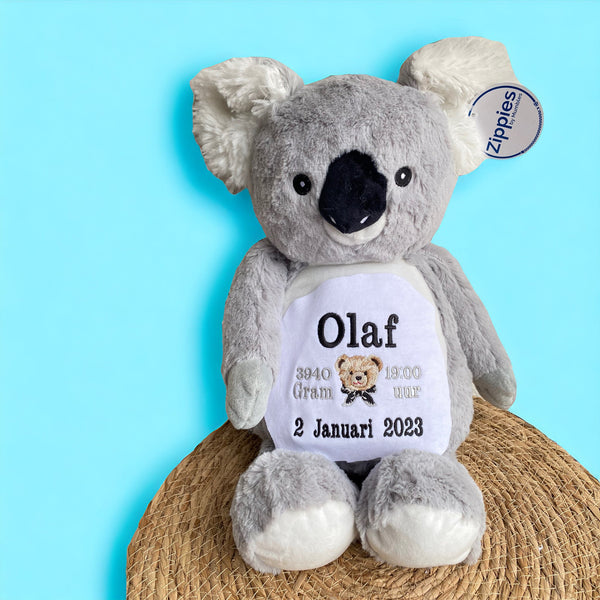 Een geboorteknuffel is een uniek en origineel kraamcadeautje. Zeker als u de geboorteknuffel laat personaliseren met de geboorte gegevens van de nieuwe baby. Op de buik van de Koala beer worden de naam en de geboortegegevens geborduurd.