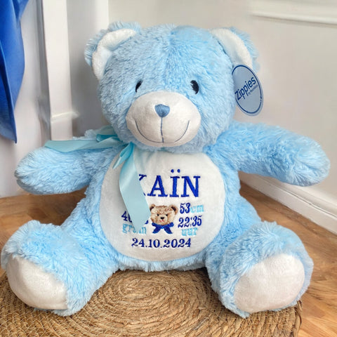 Op de buik van deze blauwe knuffelbeer worden de naam, geboortedatum en andere informatie over de nieuwe baby geborduurd. Hierdoor wordt een een gepersonaliseerd kraamcadeau. Leuk toch je eigen geboorteknuffel?