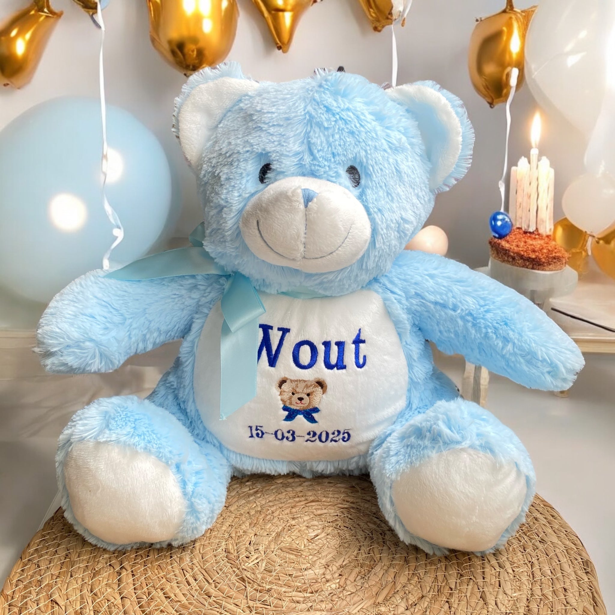 Op de buik van deze blauwe knuffelbeer worden de naam, geboortedatum en andere informatie over de nieuwe baby geborduurd. Hierdoor wordt een een gepersonaliseerd kraamcadeau. Leuk toch je eigen geboorteknuffel?