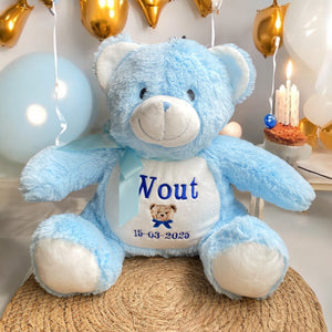 Op de buik van deze blauwe knuffelbeer worden de naam, geboortedatum en andere informatie over de nieuwe baby geborduurd. Hierdoor wordt een een gepersonaliseerd kraamcadeau. Leuk toch je eigen geboorteknuffel?