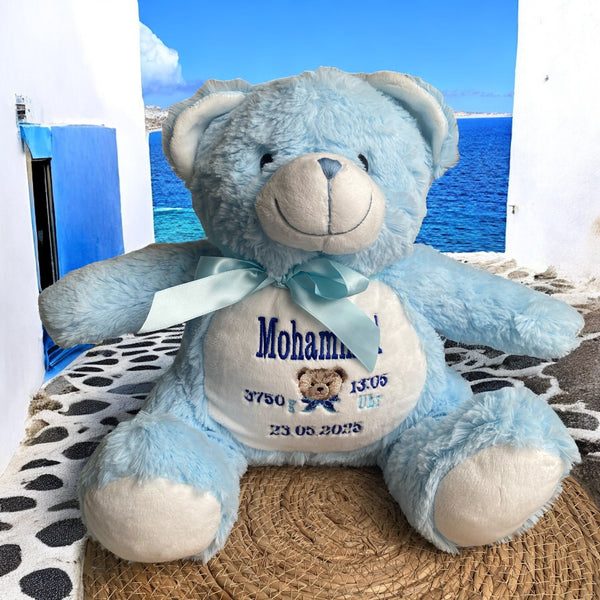 Op de buik van deze blauwe knuffelbeer worden de naam, geboortedatum en andere informatie over de nieuwe baby geborduurd. Hierdoor wordt een een gepersonaliseerd kraamcadeau. Leuk toch je eigen geboorteknuffel?
